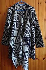 Long-Strickjacke - offene Zipfel-Form - Größe 50 - blau-weiß - Zickzack-Muster