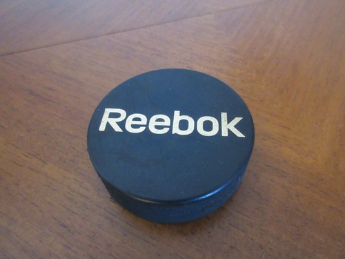 Eishockey puck mit reebok - eishockey,