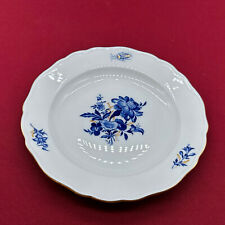 MEISSEN TELLER AUS PORZELLAN BLAUE BLUME MIT GOLDGRÄSERN UND INSEKTEN 18cm