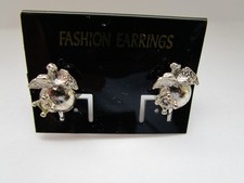 KLEINE OHRCLIPS SILBERFARBEN AUS METALL MIT STRASS APFEL CA. 1 x 0,8 CM