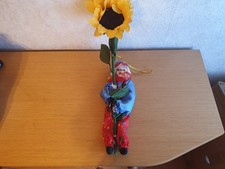 Kleiner Clown mit Sonnenblume Hemd blau / Hose rot Gesamtgröße 45 cm