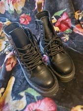 Dr.Martens V Jadon II