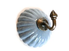 Ib Laursen Wandhaken Keramik Rosette grau rund, geriffelt Messing 0514-18 Haken