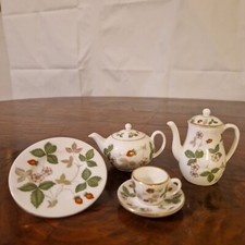 Wedgwood „Wild Strawberry“ Miniatur Service Bone China Puppengeschirr 5 Tlg.