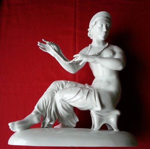 Großfigur halbakt frau - frau,