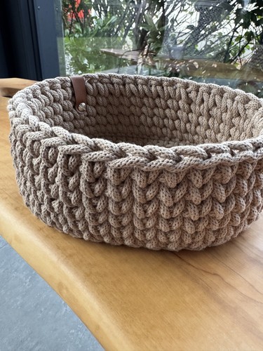 Häkelkorb mit holzboden - häkelkorb, /