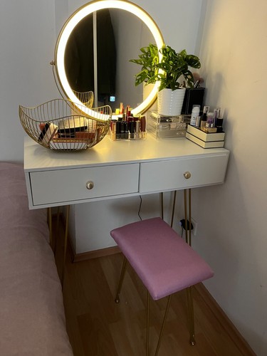 Dressing table with - dressing,