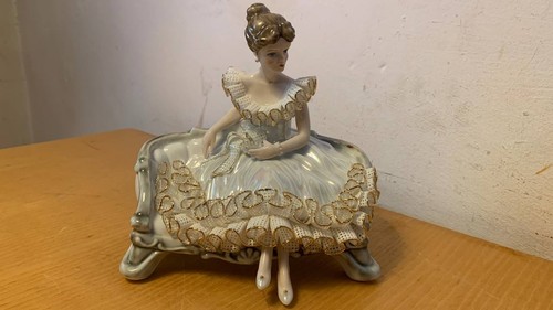 Frau auf sofa porzellan apulum - auf,