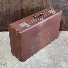 Alter Koffer Reisekoffer um