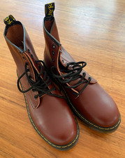 8-Loch - Boot / Schnürstiefel - in Rot - NEUWERTIG