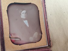 Sehr alte Daguerreotypie (Photo auf Kupferplatte) junger Herr i entspannter Pose
