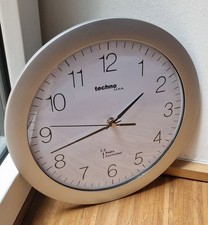 Techno Line Funkwanduhr silber