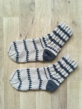 Selbst gestrickte Wollsocken