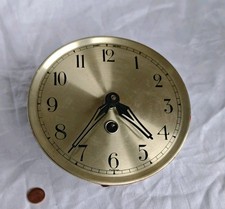 Altes kleines Uhrwerk mit Zifferblatt 15 cm und Zeiger  Mechanisch  Pendelwerk 