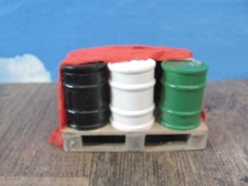 6 Fässer auf Palette mit Plane. Modellbau 1:22,5 1:24 Playmobil Kompatibel.