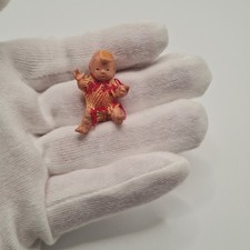 Miniatur Baby Puppe ca. 3,5 cm – evtl. Schildkröt? Vintage Gummi Figur Rarität