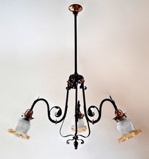 Tolle Jugendstil Deckenlampe aus Messing mit drei Milchglas Schirmen - um 1910