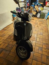 Vespa GTS 300 mit Gepäckträger. Das Topcase von Vespa ist noch original verpackt