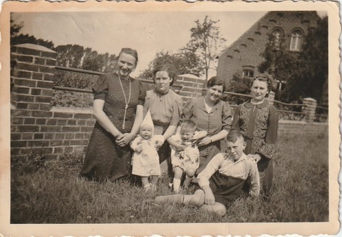 Vintage foto familie auf wiese - foto,