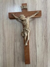 Holzkreuz mit geschnitzter
