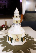 Weihnachten Kirche beleuchtet