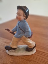 Bezaubernde Nostalgische Porzellanfigur "Junge auf Wanderschaft", H. 16 cm