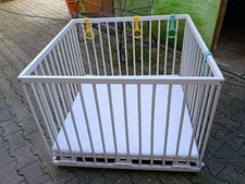 Laufstall höhenverstellbar, 1 m2, mit 4 Rollen, div. Zubehör, Matratze, Auflagen