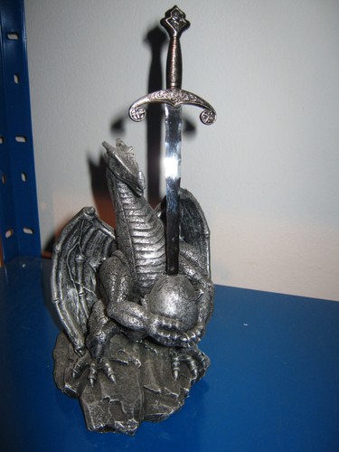 Drache hält mit schwert - drache,