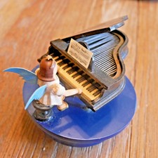 Engel am Flügel farbig