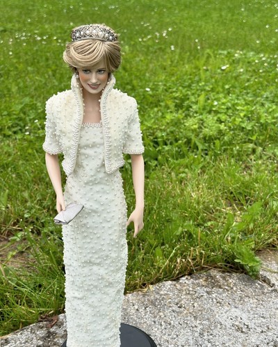 Porzellanpuppe lady diana - lady,