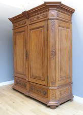 Antiker Kleiderschrank