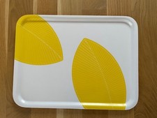 marimekko Tablett rechteckig weiß mit gelben Blättern