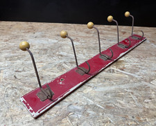 alte Wandgarderobe Hakenleiste Holz Metallhaken Holzkugeln Breite 64 cm