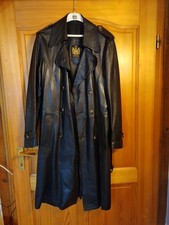 Schwarzer Ledermantel