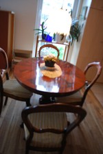 Tisch oval, mahagoni, mit 4 Stühlen