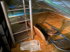 Bartisch (zum Anbau an eine Wand) mit 2 Hockern