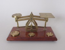 alte englische Briefwaage mit Gewichten in Gramm