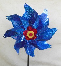 Windrad Blume blau schimmernd