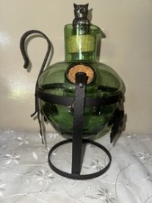 Grüne Glas Tilt n Pour Weinkaraffe in schwarzem Schmiedeeisenrahmen Vintage