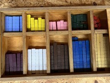 Montessori Rechenstäbchen handgefertigt & bemalt im Holzkasten
