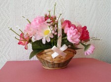 altes Blumenkörbchen mit Kunstblumen rosa/pink, Kunstblumen Sebnitz ? DDR Zeit