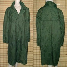GRÜNER REGENMANTEL - RAINCOAT