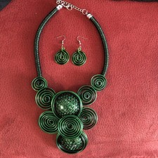 Schmuck Set mit Kette Collier Ohrringe Grün Strass Neu Resin Spiralförmig Design