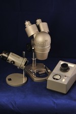 OLYMPUS SZ Stereomikroskop mit OLYMPUS Mikroskopleuchte