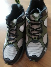 Sportschuhe zum Schnüren