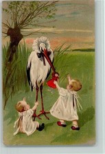 13022997 - Ein Storch spielt mit Babys und hat eine Puppe im Schnabel Stoerche