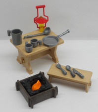 Tisch mit Geschirr Fußbank