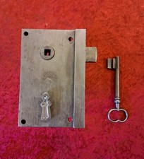 antikes Kastenschloss mit