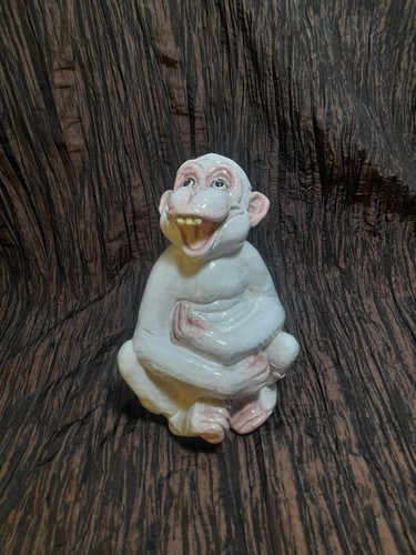 Skulptur eines lachenden