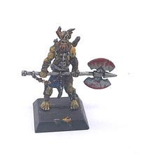 Bodybuilder Barbar mit dicker Axt-  Warhammer DSA-Figur Zinn